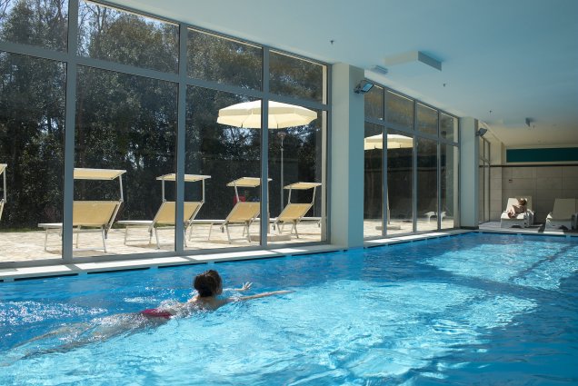 Binnenzwembad van Hotel Crvena Luka Kroatië